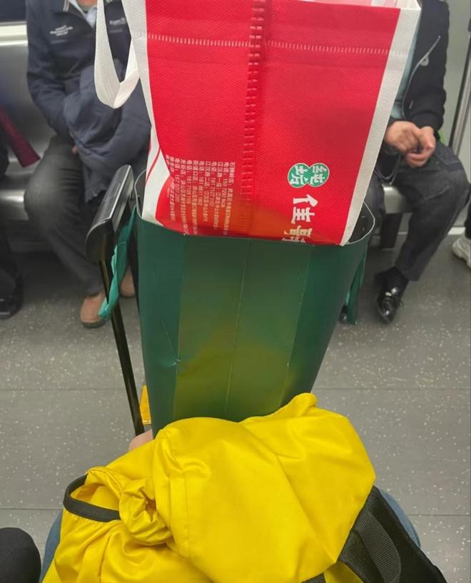 摊牌了！老穷风成新时尚穷得从从容容AG真人旗舰厅不装了这届中产彻底(图3)